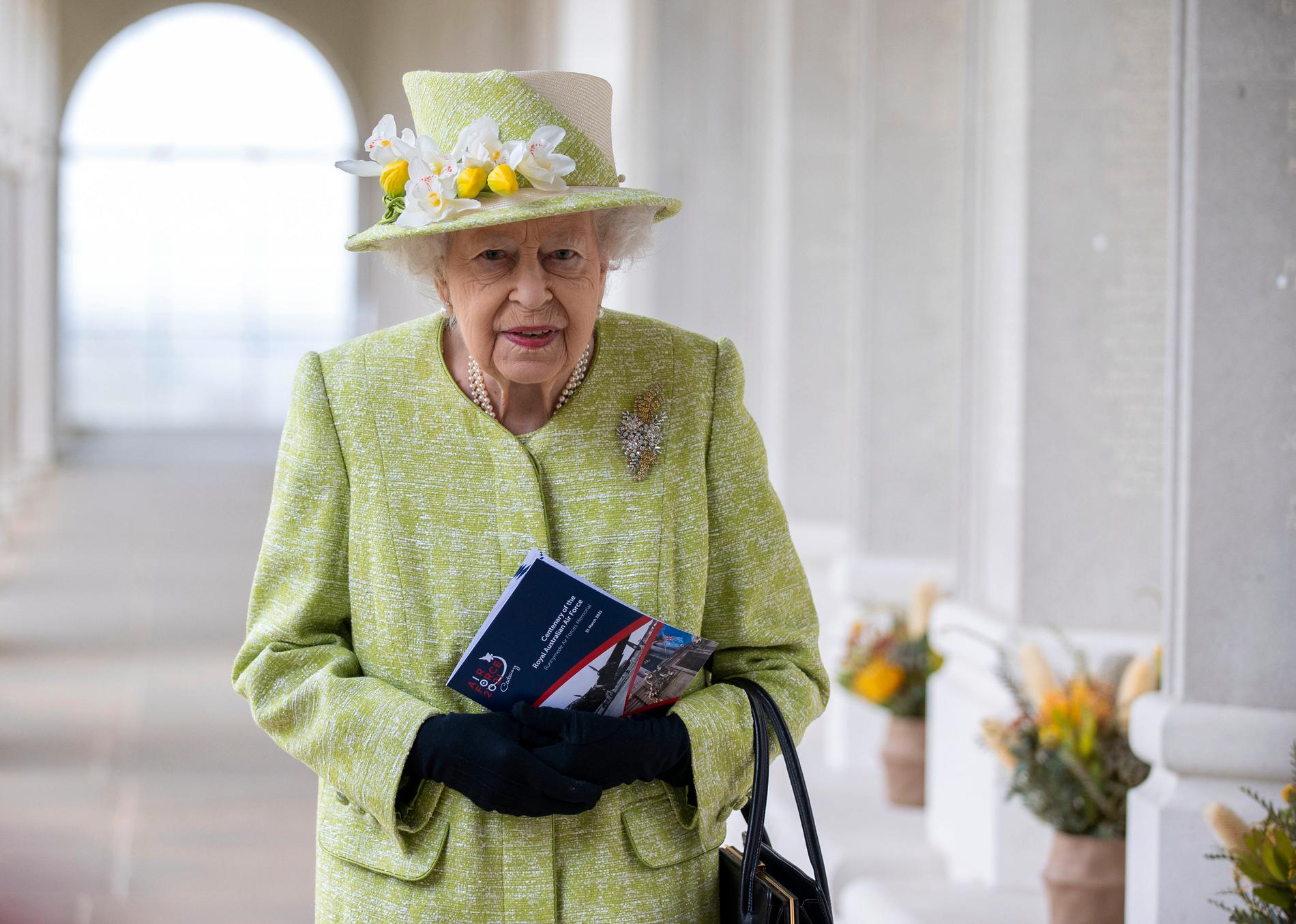 Drottning Elizabeth II kommer på grund av rådande coronarestriktioner sitta ensam under sin makes begravning. Arkivbild.