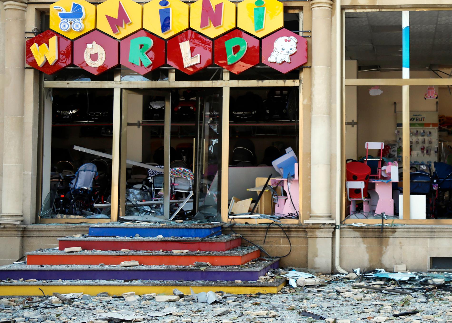 En affär i Gjandzja som träffats av troliga granatattacker på söndagen.