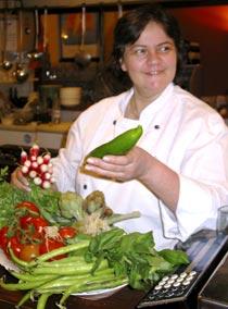 Brigitte Autier, köksmästare, visar upp fina grönsaker.