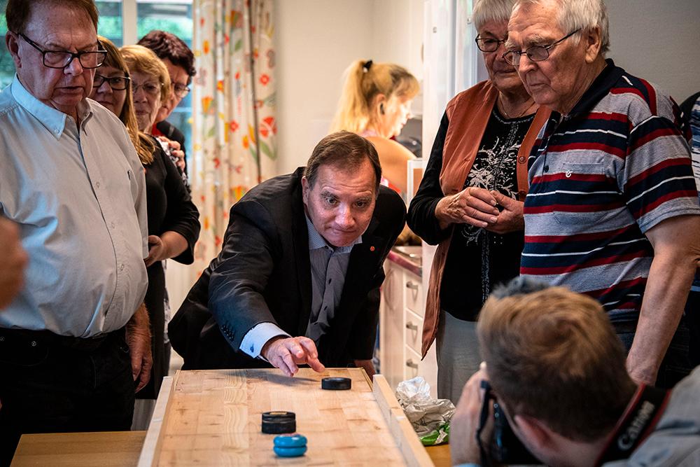 Stefan Löfven besöker Mötesplats Tunet, en mötesplats för äldre i Mjölby