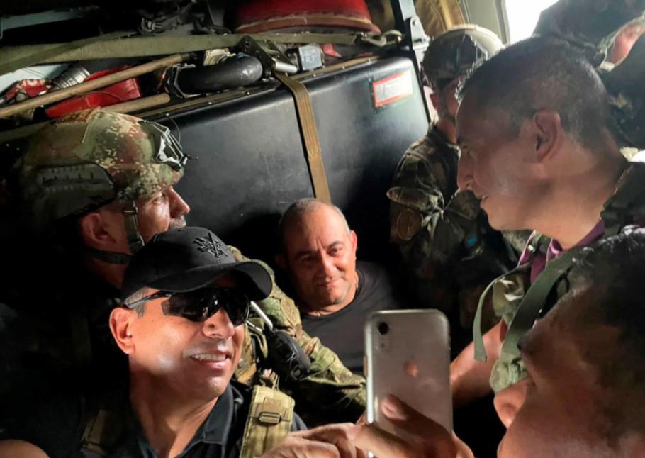 Den gripne knarkbaronen  Dairo Antonio Úsuga låter sig  fotograferas  ombord på en helikopter av soldater som varit med i tillfångatagandet