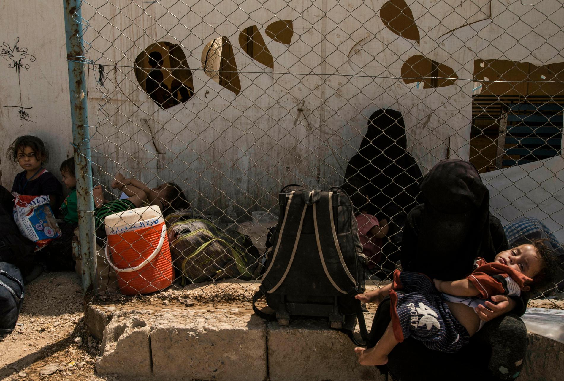 Fängslade IS-kvinnor med sina barn i al-Hol-lägret i Syrien.