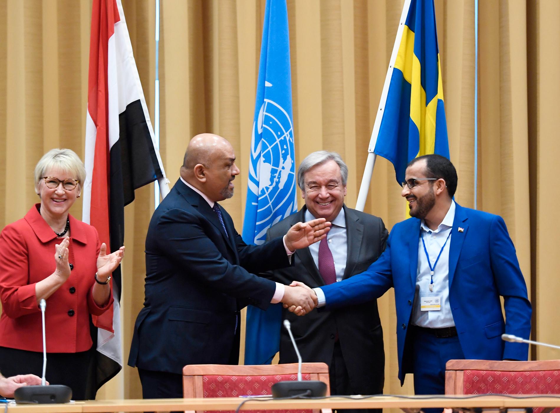 Margot Wallström och António Guterres bevittnar handskakningen mellan Jemens utrikesminister Khaled Hussein al-Yamani och rebellernas ledare Mohammed Abdulsalam. Arkivbild.
