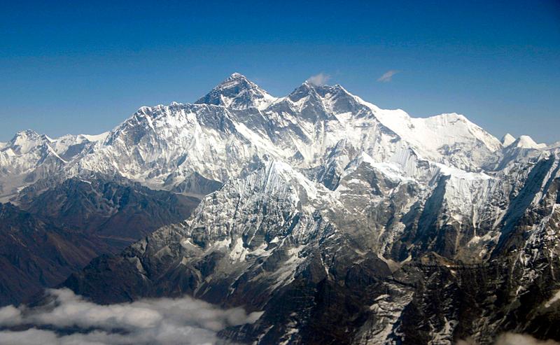 Världens högsta berg mäter 8 848 meter över havet. Varenda meter är nu försedd med snabb 3G-internetuppkoppling.