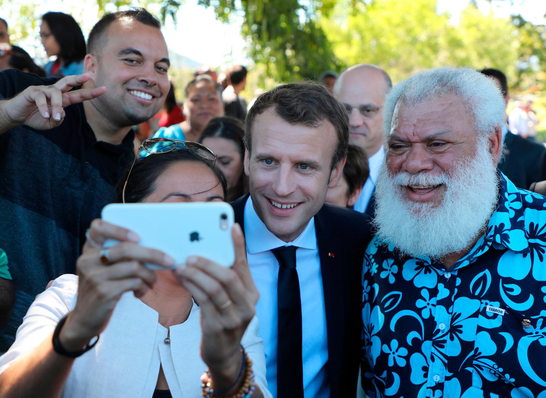 President Emmanuel Macron poserar tillsammans med Paul Neaoutyine (till höger) som är president i Nya Kaledoniens norra provins efter att de båda deltagit i en välkomstceremoni i provinshuvudstaden Kone.