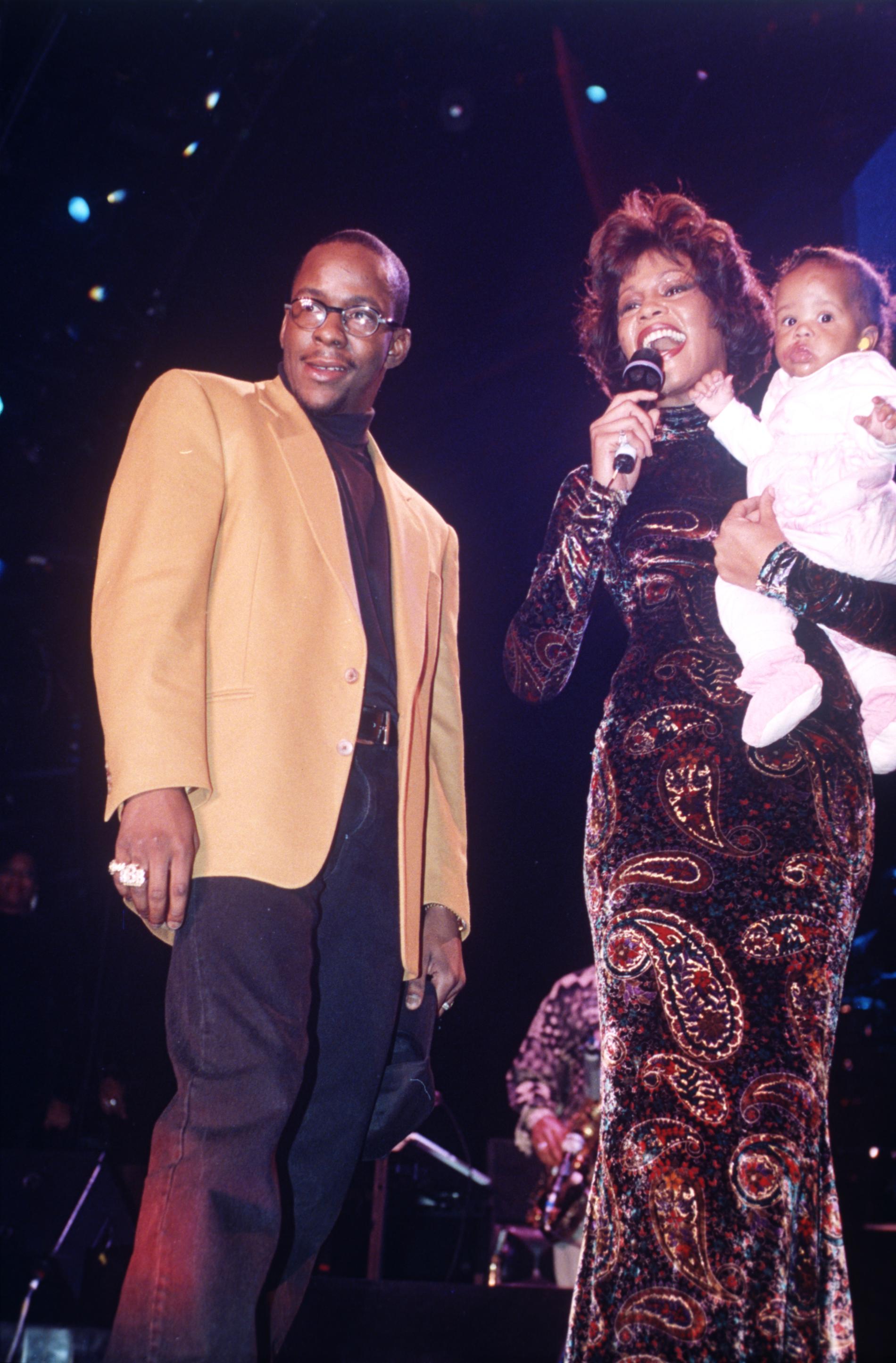 Whitney, Bobby och lilla Bobbi på scen 1993.