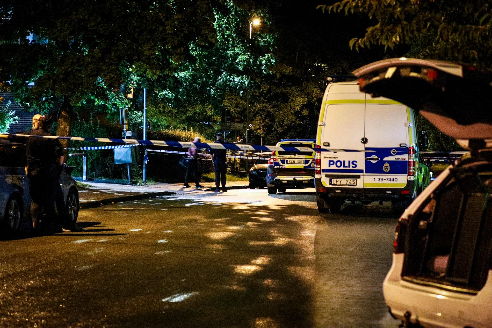 En man i 35-årsåldern och en man i sena tonåren har anhållits efter skottlossningen i Upplands Väsby på söndagen.