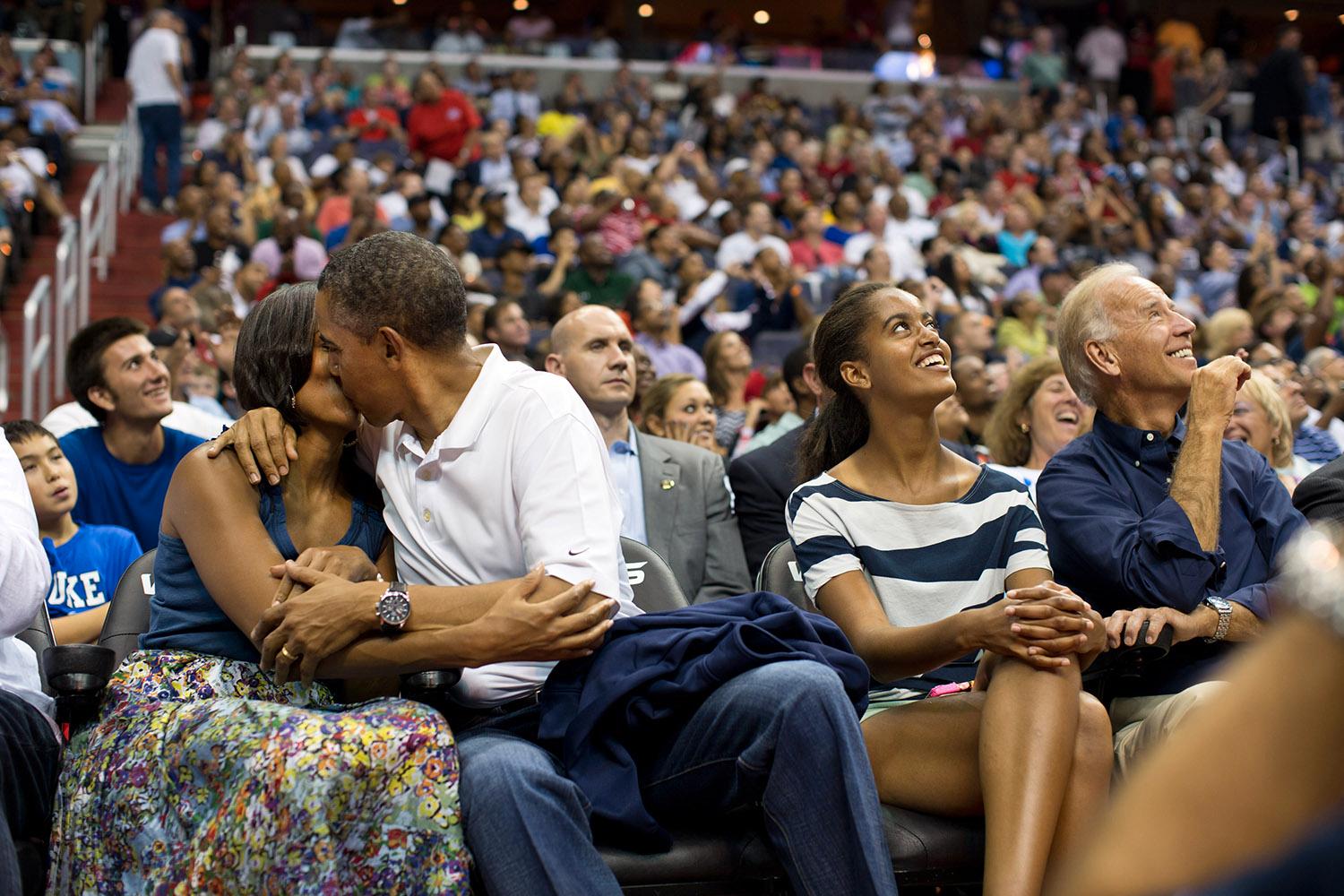 Presidenten och Michelle Obama på   basketmatch i Washington 2012.