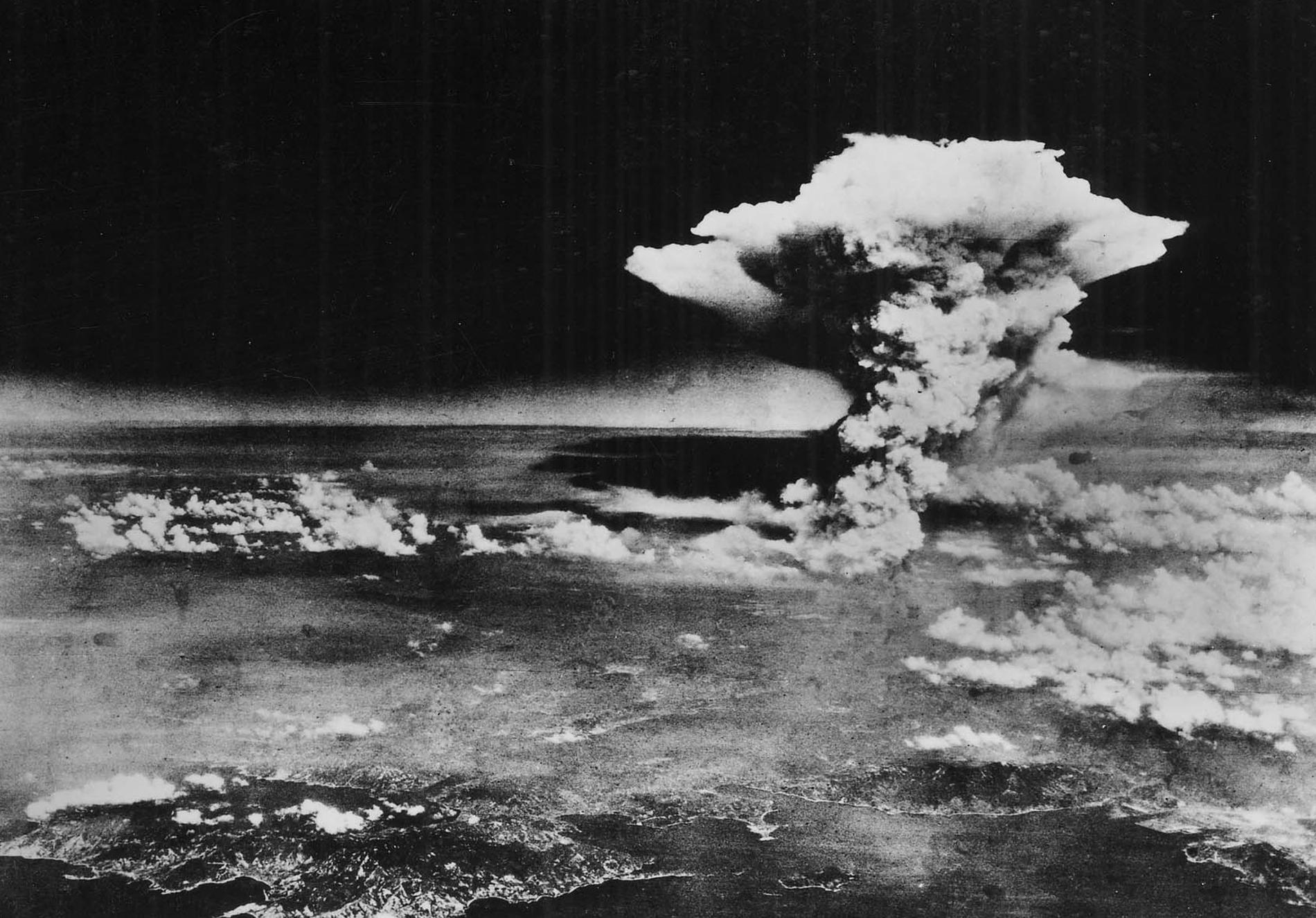 Bilden visar det svampformade molnet ungefär en timma efter att atombomben släppts över Hiroshima.