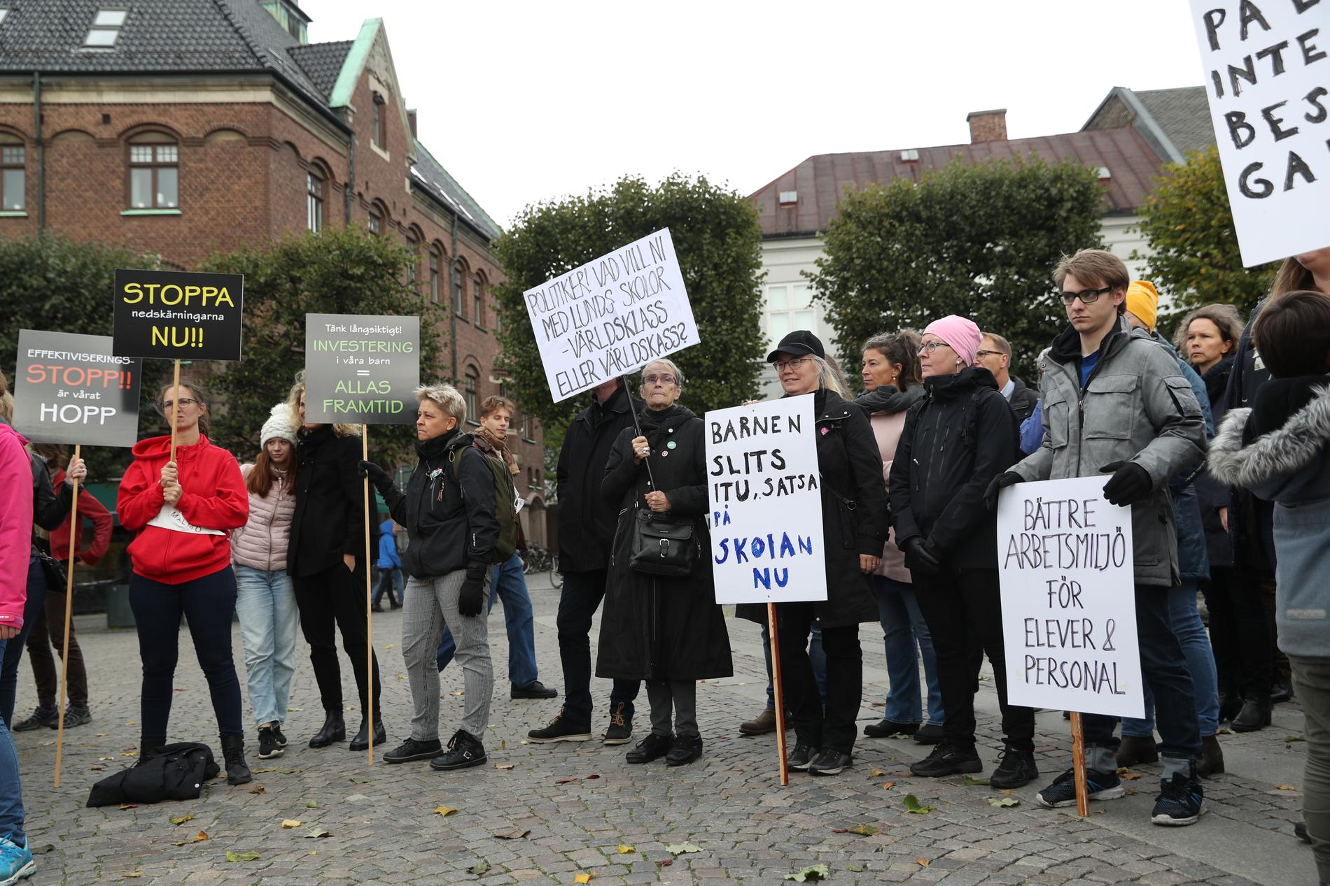 En skolmarsch mot nedskärningar i skolan hölls på Stortorget i Lund på lördagen.