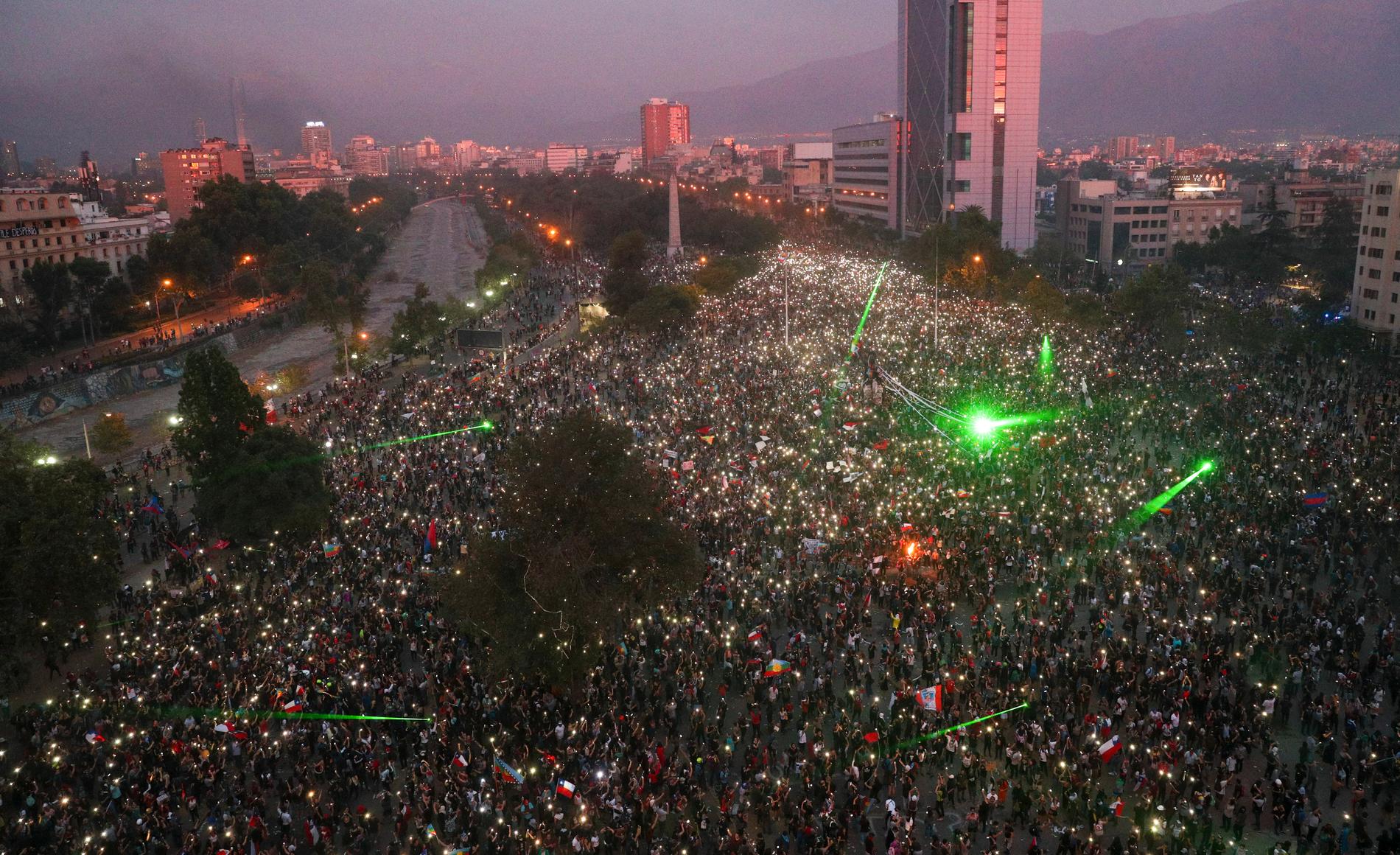 Tiotusentals demonstranter samlades vid Plaza Italia i Santiago på fredagskvällen.
