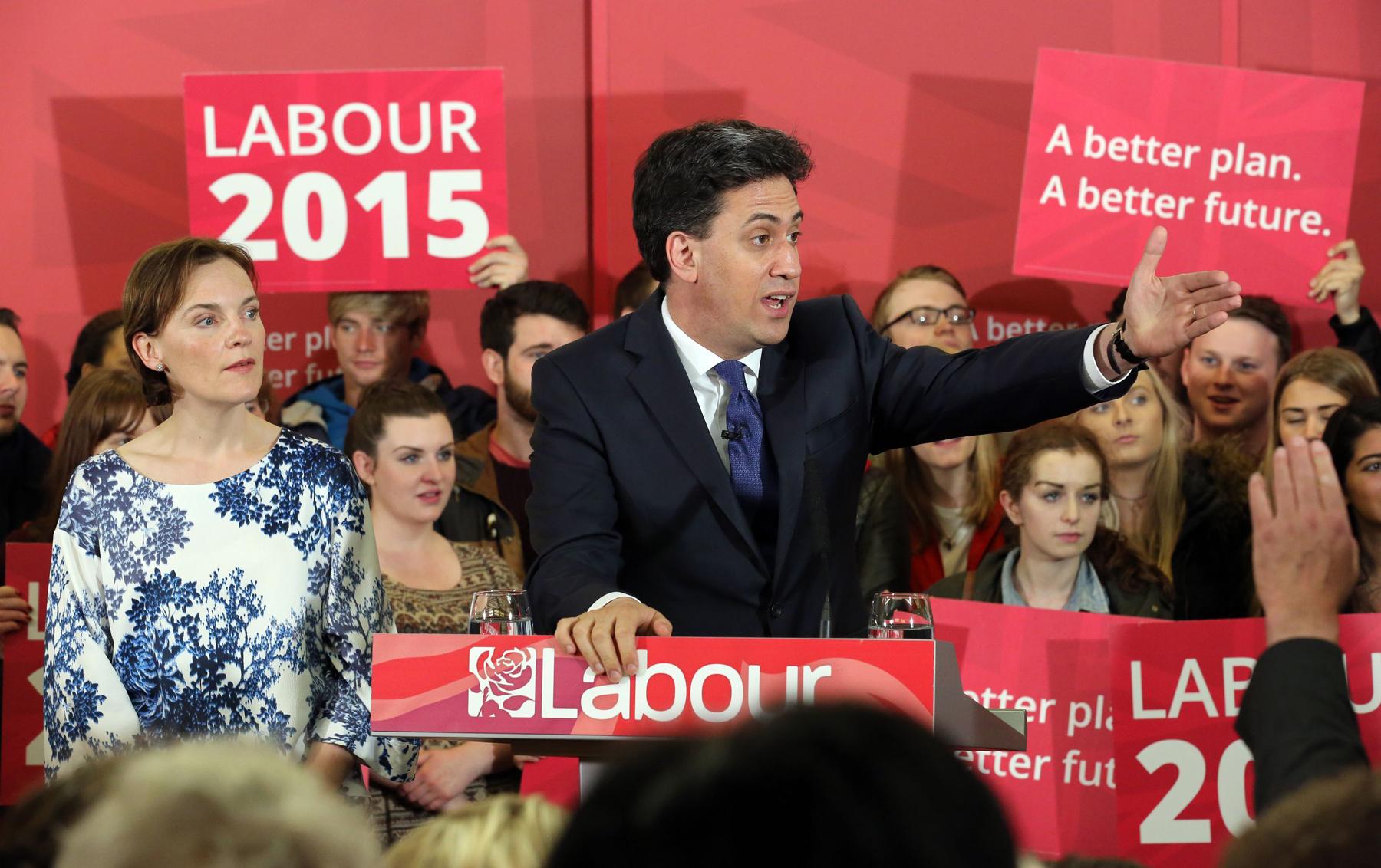 Labours ledare Ed Miliband under kampanj. Valet förutspåddes bli jämnt, men idag stod det klart att de konservativa Tory kan få egen majoritet. Foto: AP TT