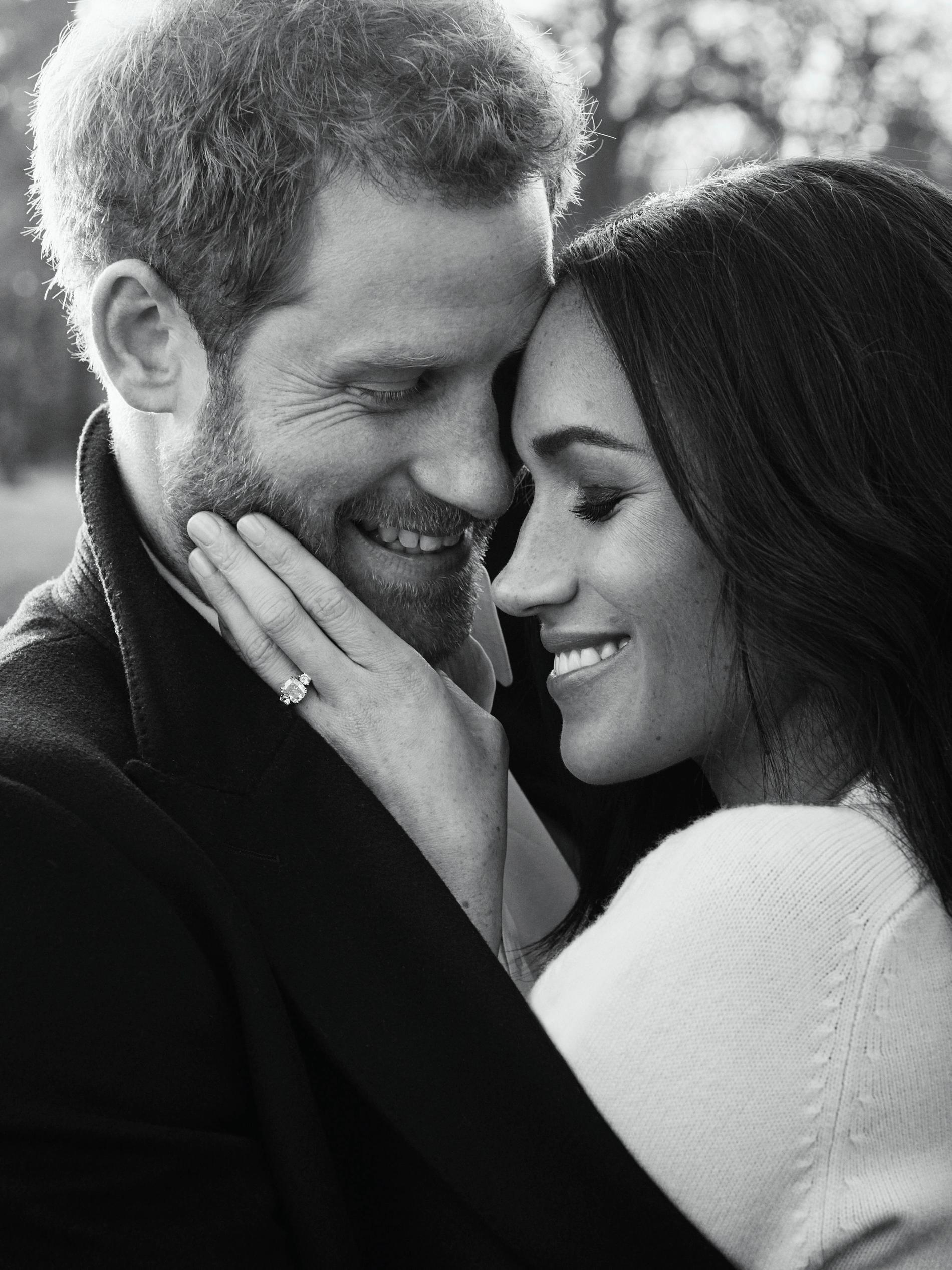 Prins Harry och Meghan Markle poserar för officiella förlovningsbilder tagna i Windsor