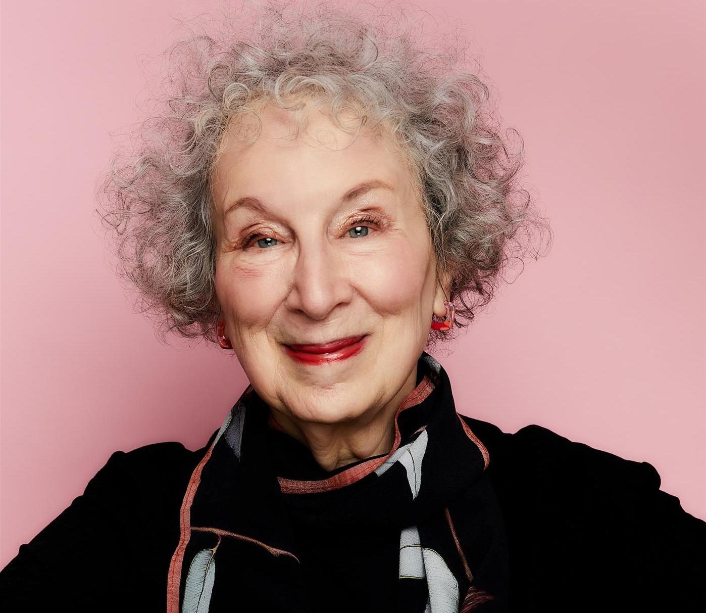 Den kanadensiska författaren Margaret Atwood har belönats med en mängd litterära priser och mottagit flera hedersdoktorat. År 2000 fick hon Bookerpriset för ”Den blinde mördaren”. Hon är nu aktuell på svenska med novellsamlingen ”Gammal kärlek”.