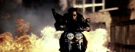 Fartfylld scen Tom Cruise skriver filmhistoria med sin våldsämma färd på motorcykel genom rusningstrafik i ”Mission: Impossible 2”.