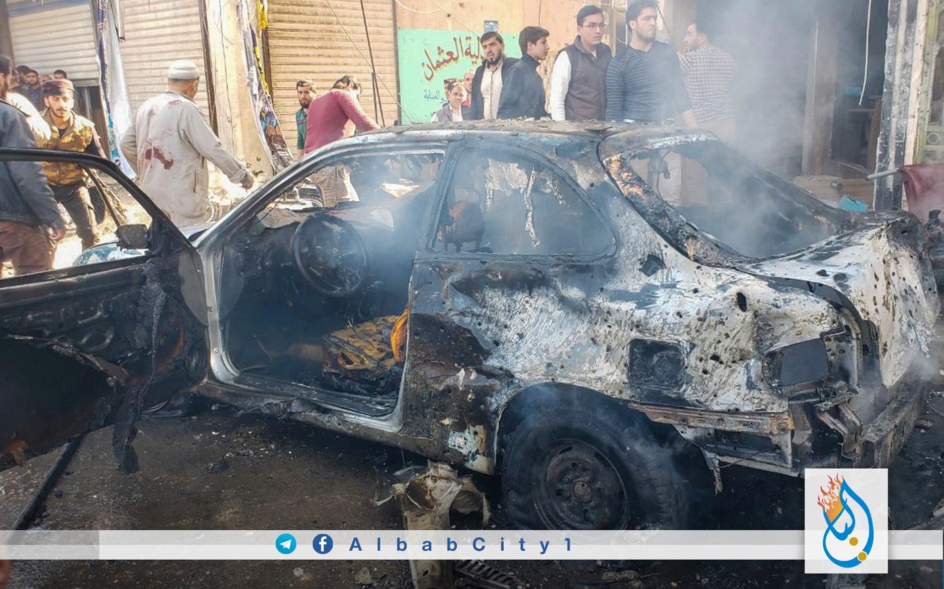Människor bevittnar förödelsen efter bilbomsdådet i al-Bab i Syrien den 16 november. Bilden kommer från en oppositionell aktivistgrupp, men bildens äkthet har verifierats av nyhetsbyrån AP via andra källor.