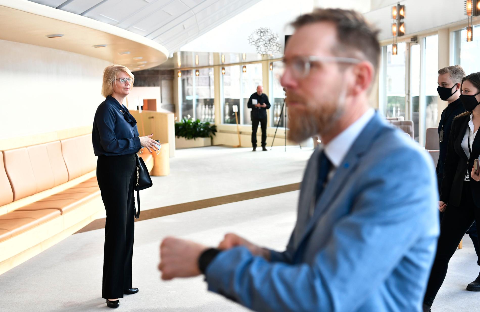 De ekonomisk-politisk talespersonerna Elisabeth Svantesson (M) och Jakob Forssmed (KD).