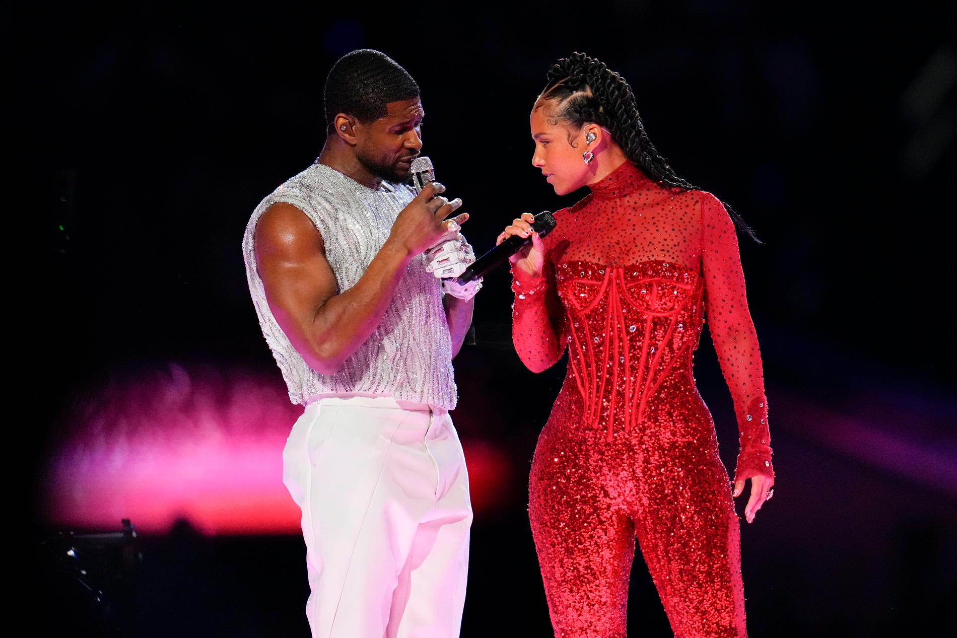 Usher uppträder med Alicia Keys i halvtidsunderhållningen.