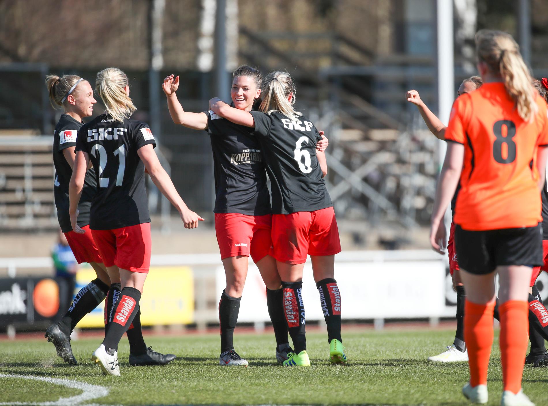 Göteborg Pauline Hammarlund firar efter att ha gjort 3–0 mot Kungsbacka.