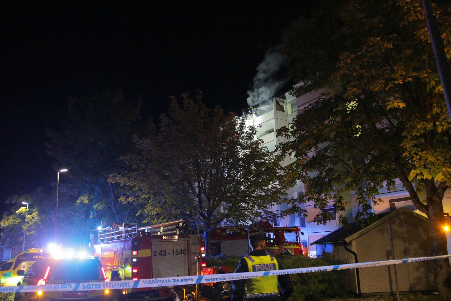 Branden bröt ut i en studentkorridor i ett större hus i Jönköping och två personer hoppade från byggnaden.