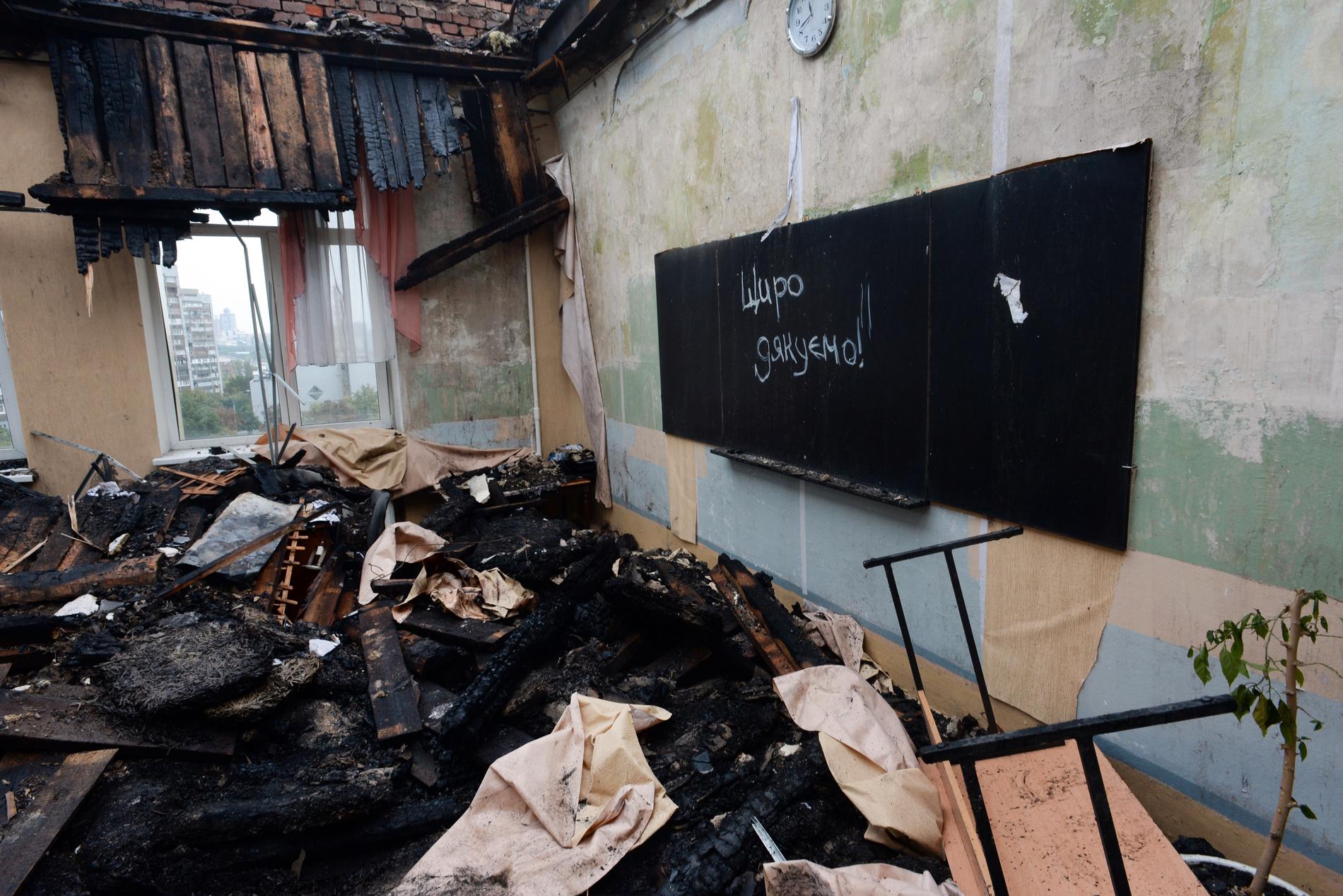 Skolan på bilden ligger i Donetsk, och utsattes för en granatattack 2014. Arkivbild.