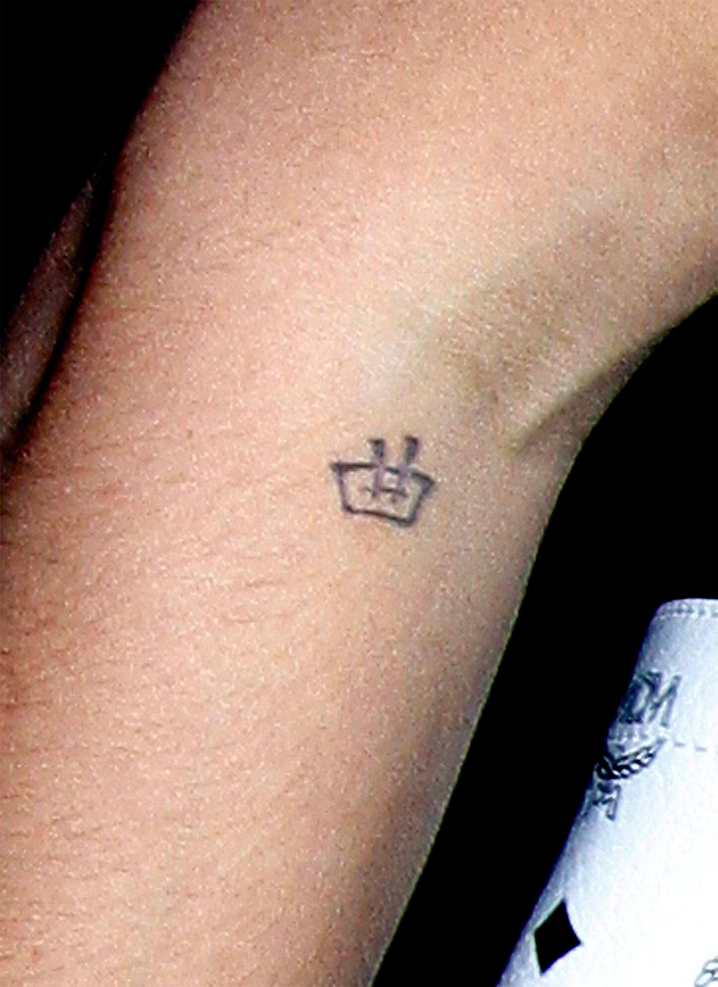 ...två veckor efter Believe-tatueringen dök denna symbol upp. Tecknet betyder "musik" på det japanska skriftspråket kanji...