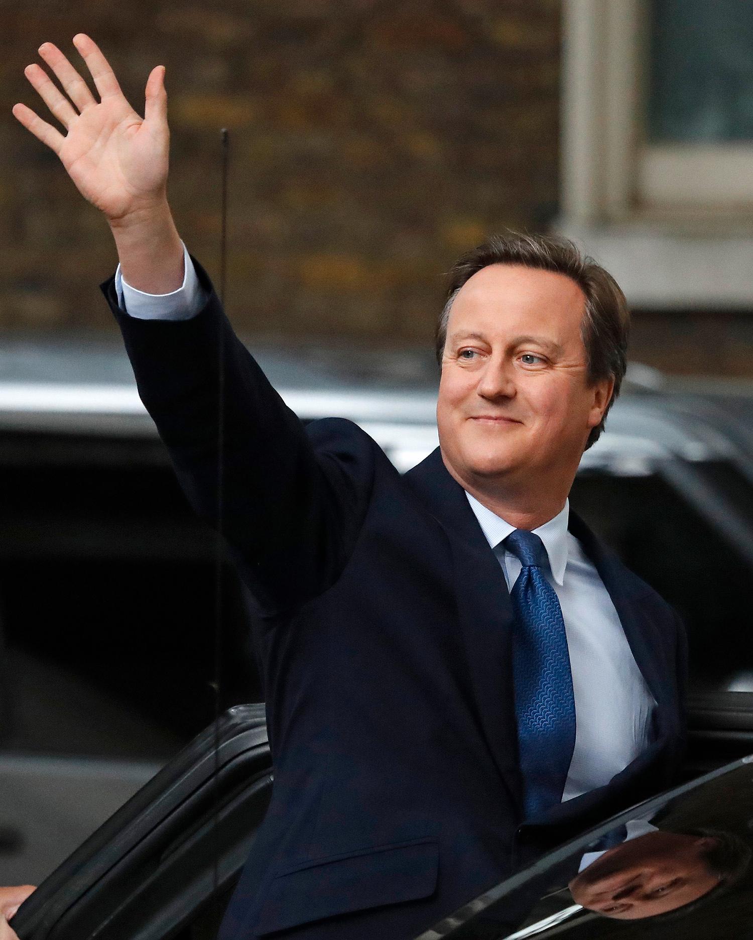 David Cameron vinkar då han lämnar 10 Downing Street, London,
