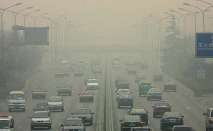 Bilar på Beijings andra ringled. En blandning av dimma och föroreningar har lämnat staden insvept i ett dis.