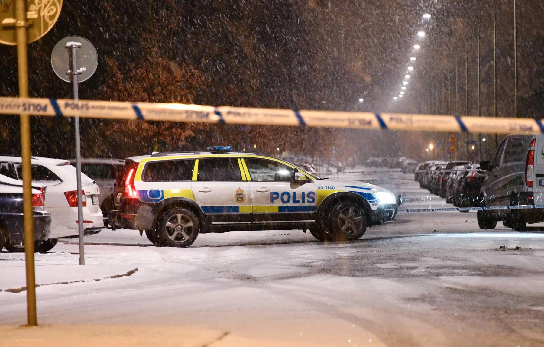En vaktmästare sköts i Malmö när han var ute för att salta gångbanor.