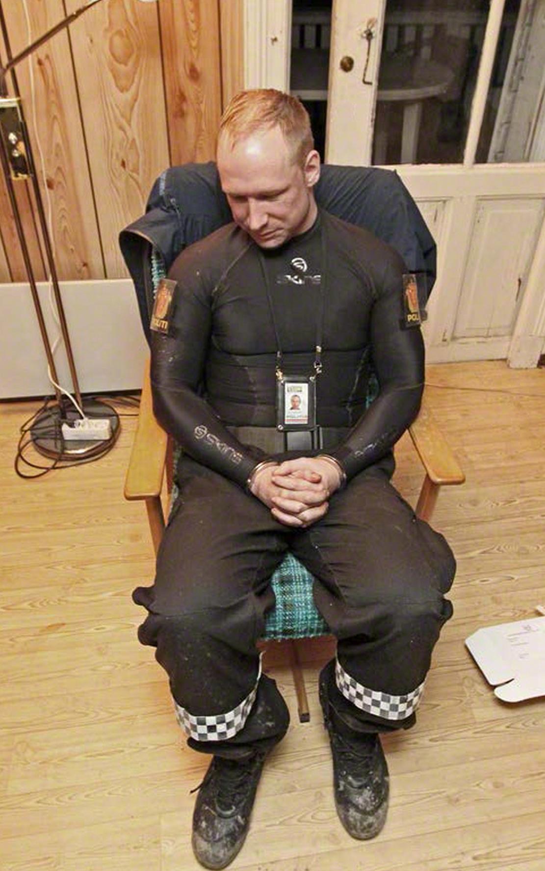 Breivik efter att han gripits.