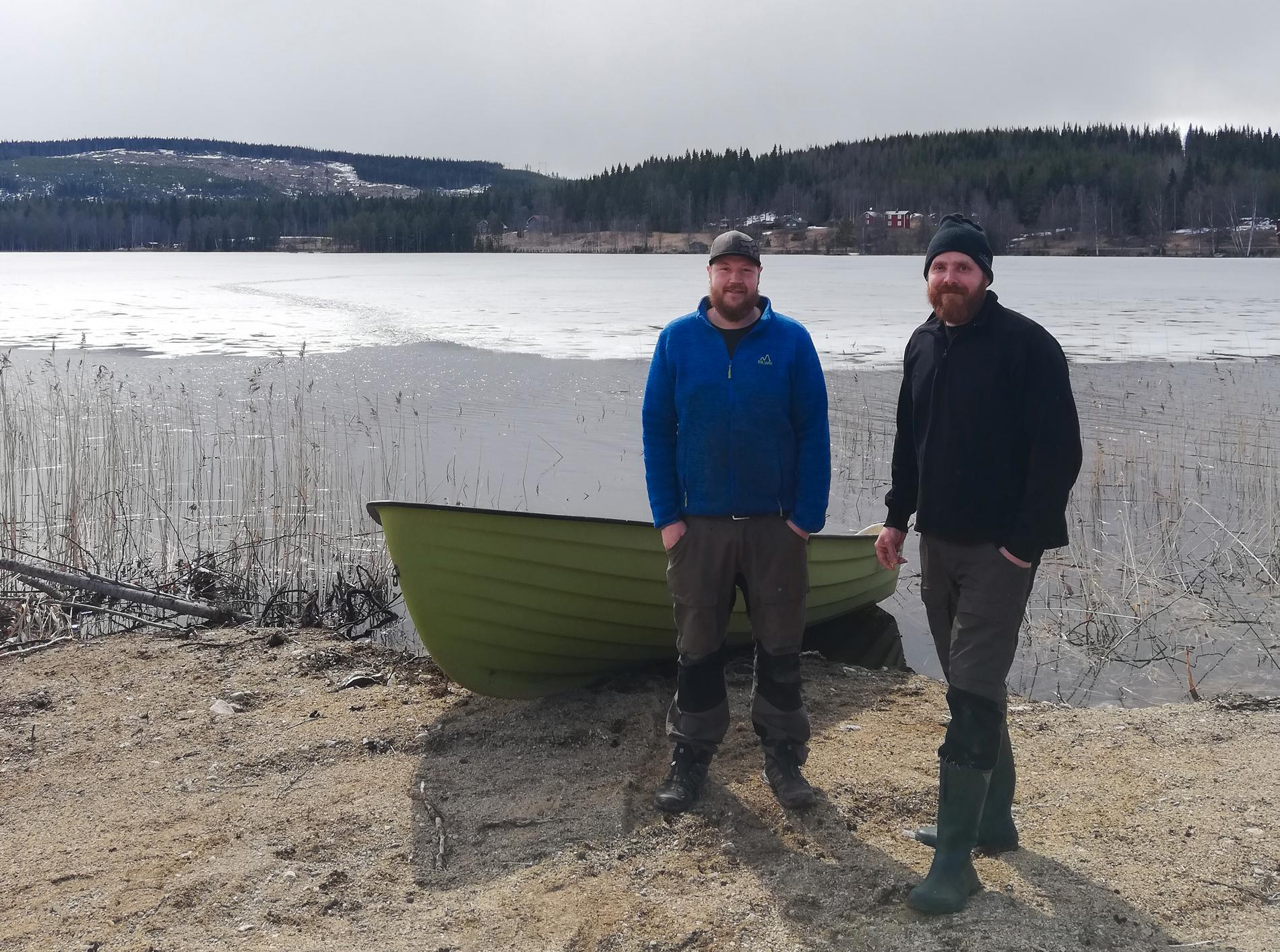 Hans Valtersson och Anton Engelmark ryckte ut för att rädda en rådjursbock som gått genom isen.