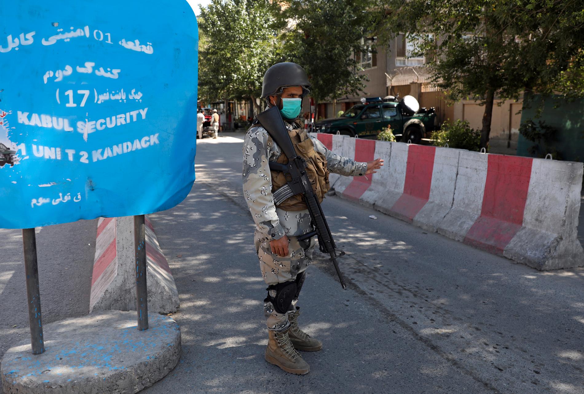 Afghansk säkerhetsvakt kontrollerar inpasserande till Gröna zonen i Kabul, där ambassaderna ligger. Arkivbild.