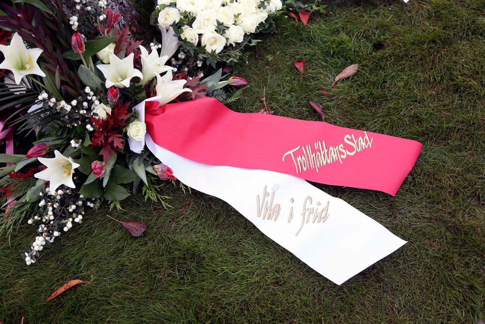 Elevassistenten Lavin Eskandar som föll offer för skolmördaren i Trollhättan begravs idag, onsdagen den 28 oktober