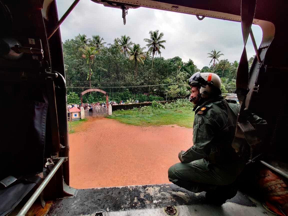 Indiens militär deltar i räddningsarbete med helikopter.