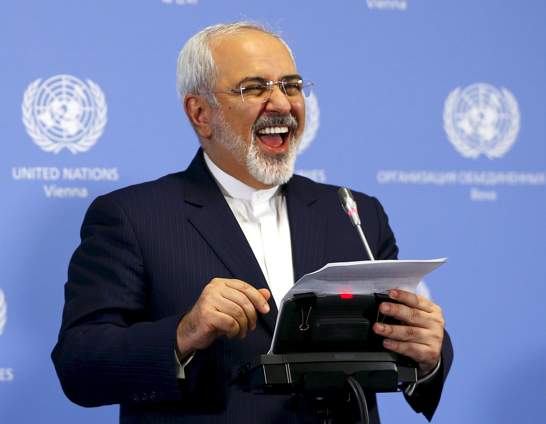 Irans utrikesminister  Mohammad Javad Zarif är glad på lördagskvällens presskonferens i Wien.