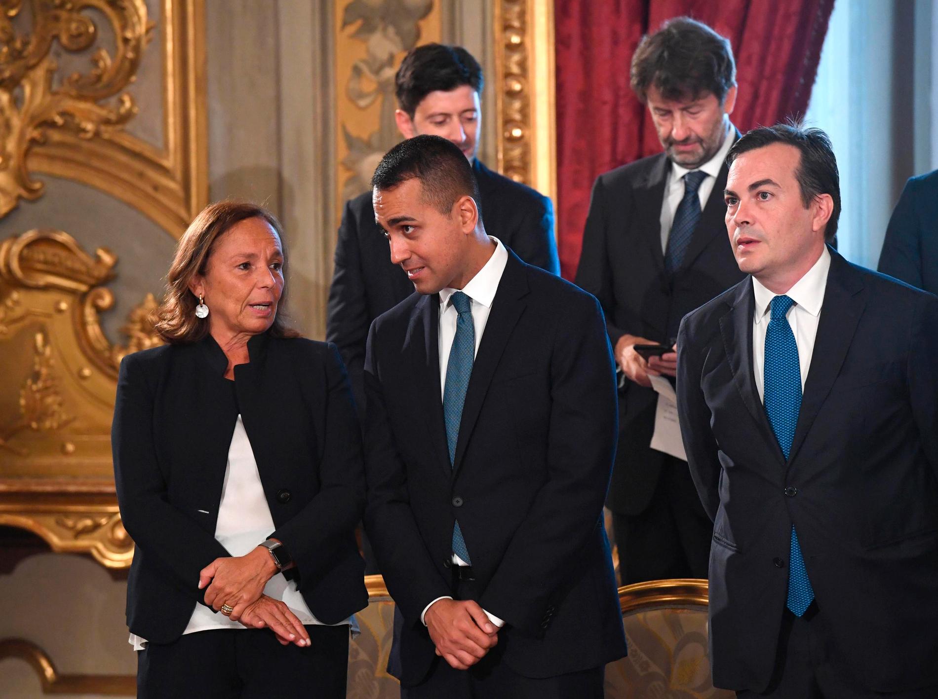 Luciana Lamorgese, ny inrikesminister, samtalar med utrikesministern Luigi di Maio under ceremonin i presidentpalatset.