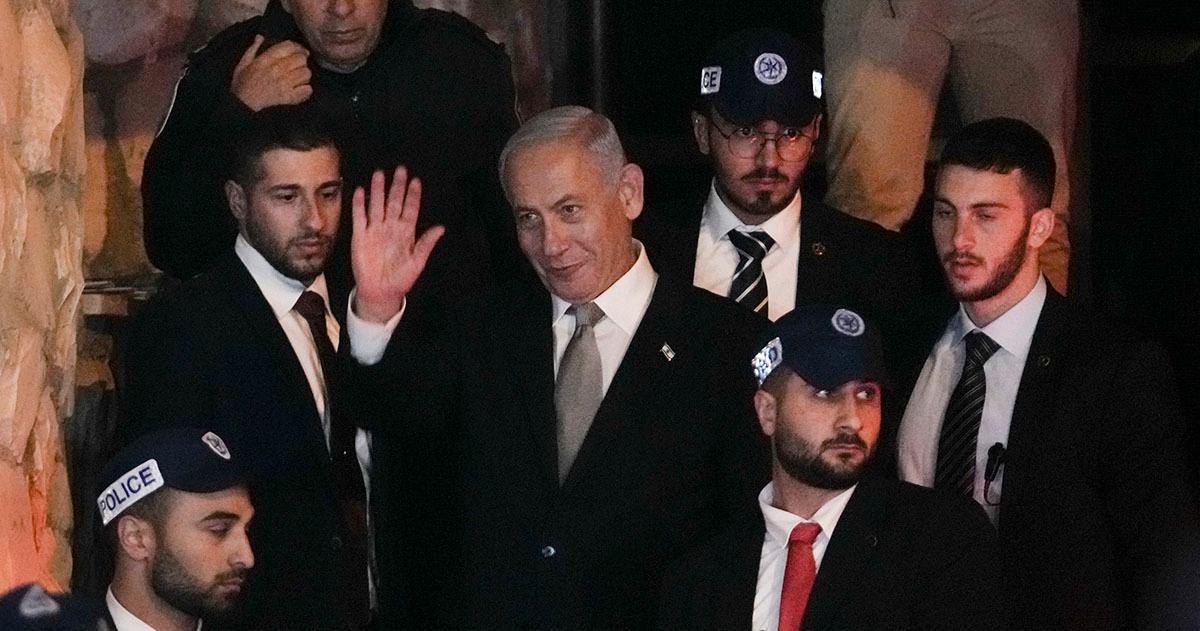 Benjamin Netanyahu när han i onsdags lämnade sin inrikesminister Aryeh Deris hem i onsdags. Samma dag hade Israels högsta domstol krävt att Deri lämnade regeringen, på grund av tidigare domar.