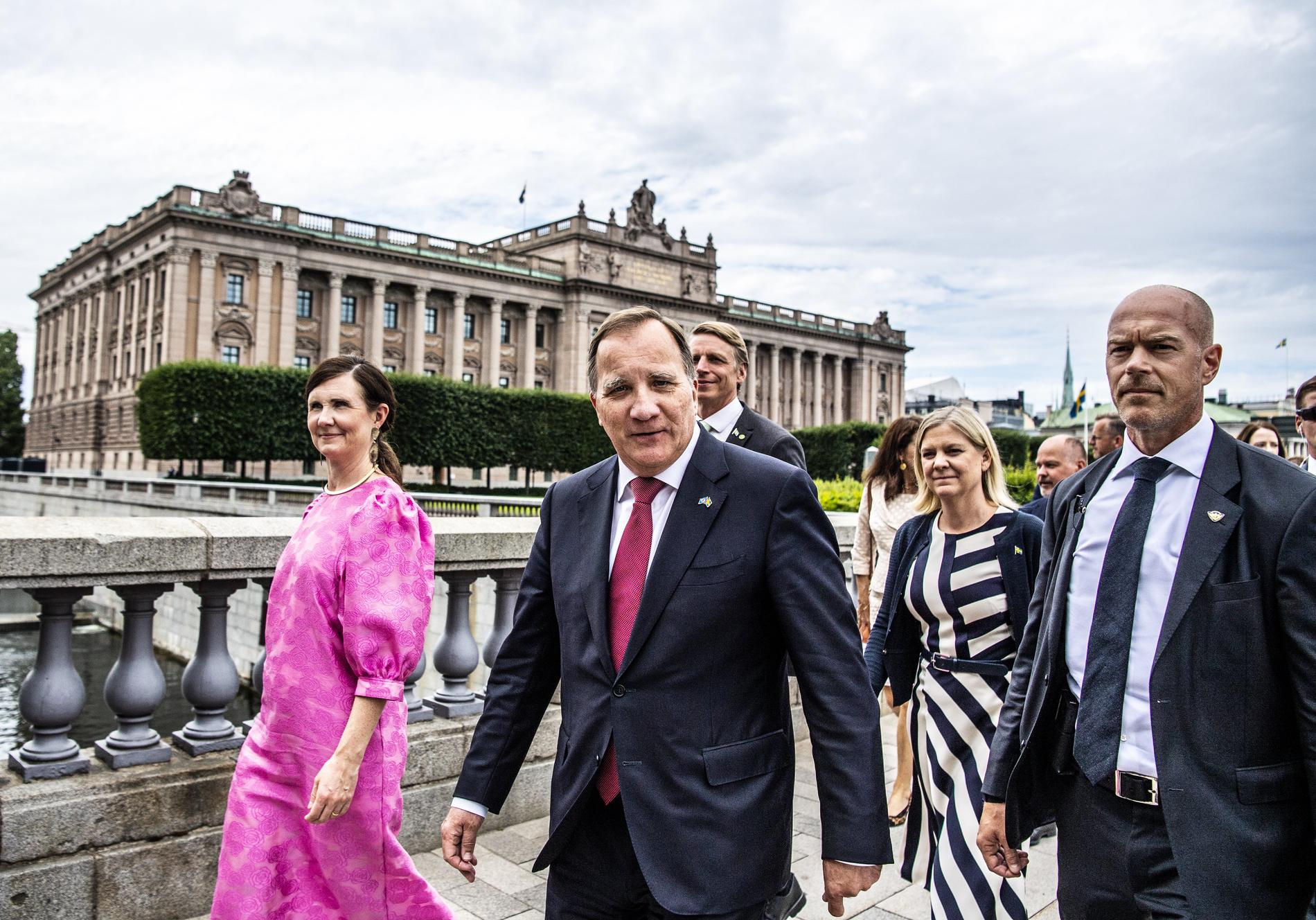 Stefan Löfven (S), Märta Stenevi (MP),  Per Bolund (MP) Magdalena Andersson (S) anländer till en pressträff efter att den nya regeringen presenterats i riksdagen.
