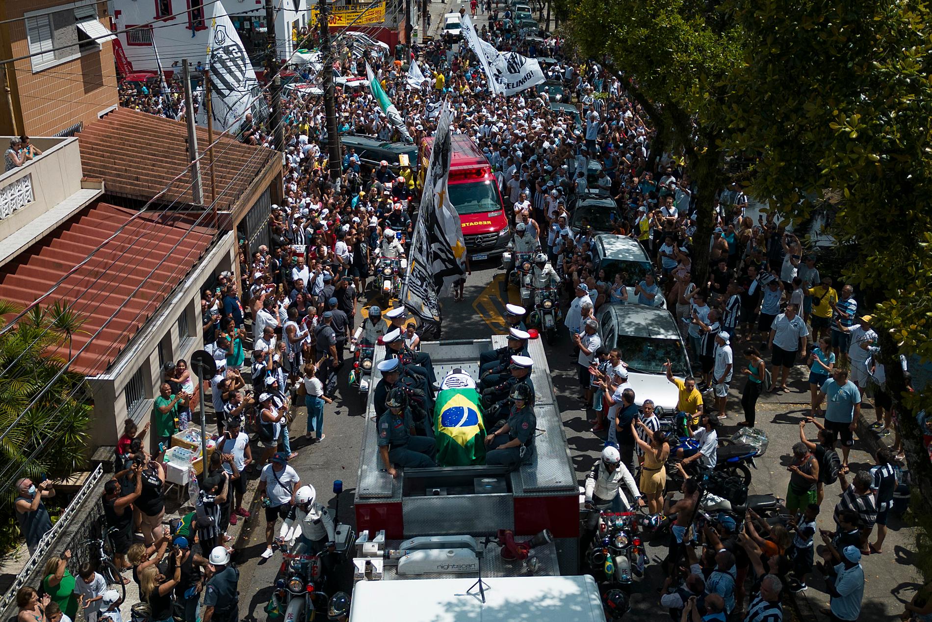 Pelés kista förs genom Santos i Brasilien inför begravningen.