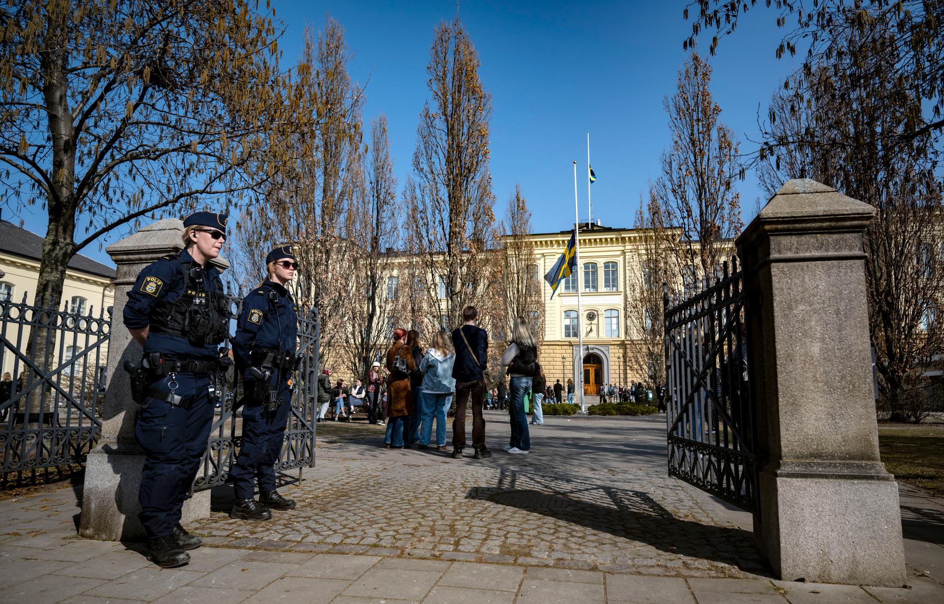 Polis på plats och flaggorna på halv stång när elever och personal på torsdagen återvände till Malmö Latinskola i Malmö. 