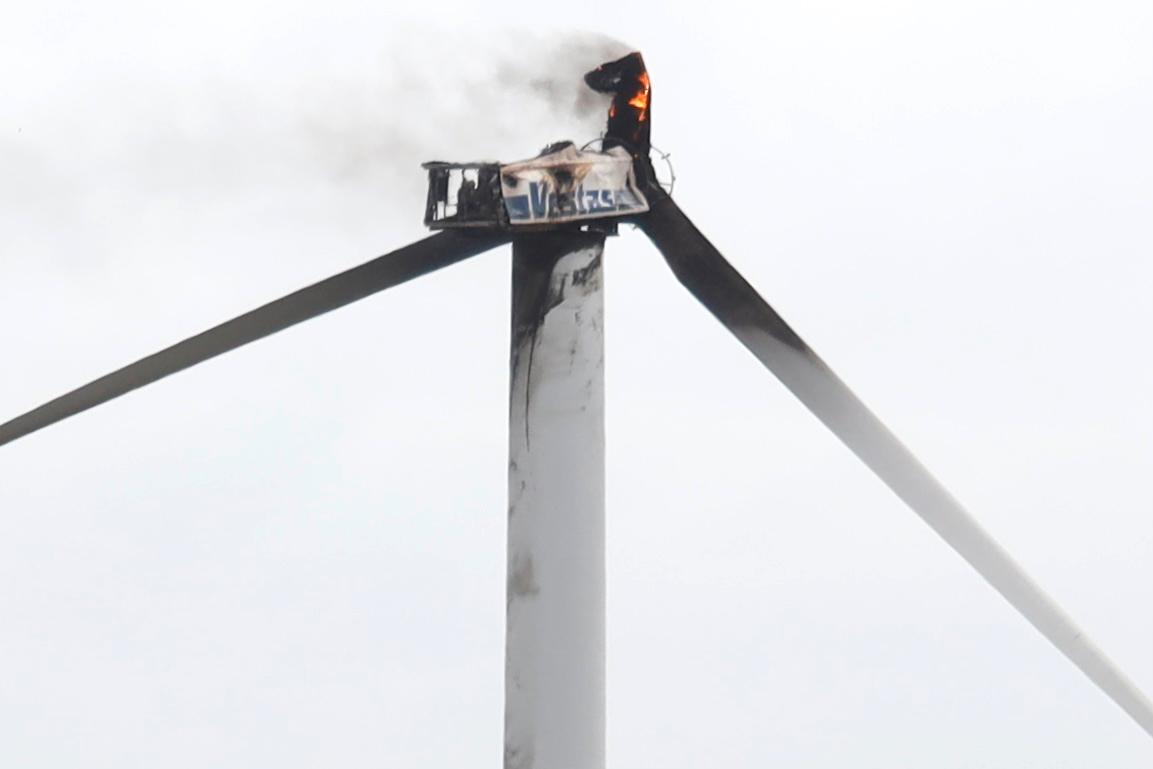 Ett vindkraftverk brinner på Näsudden på Gotland. 