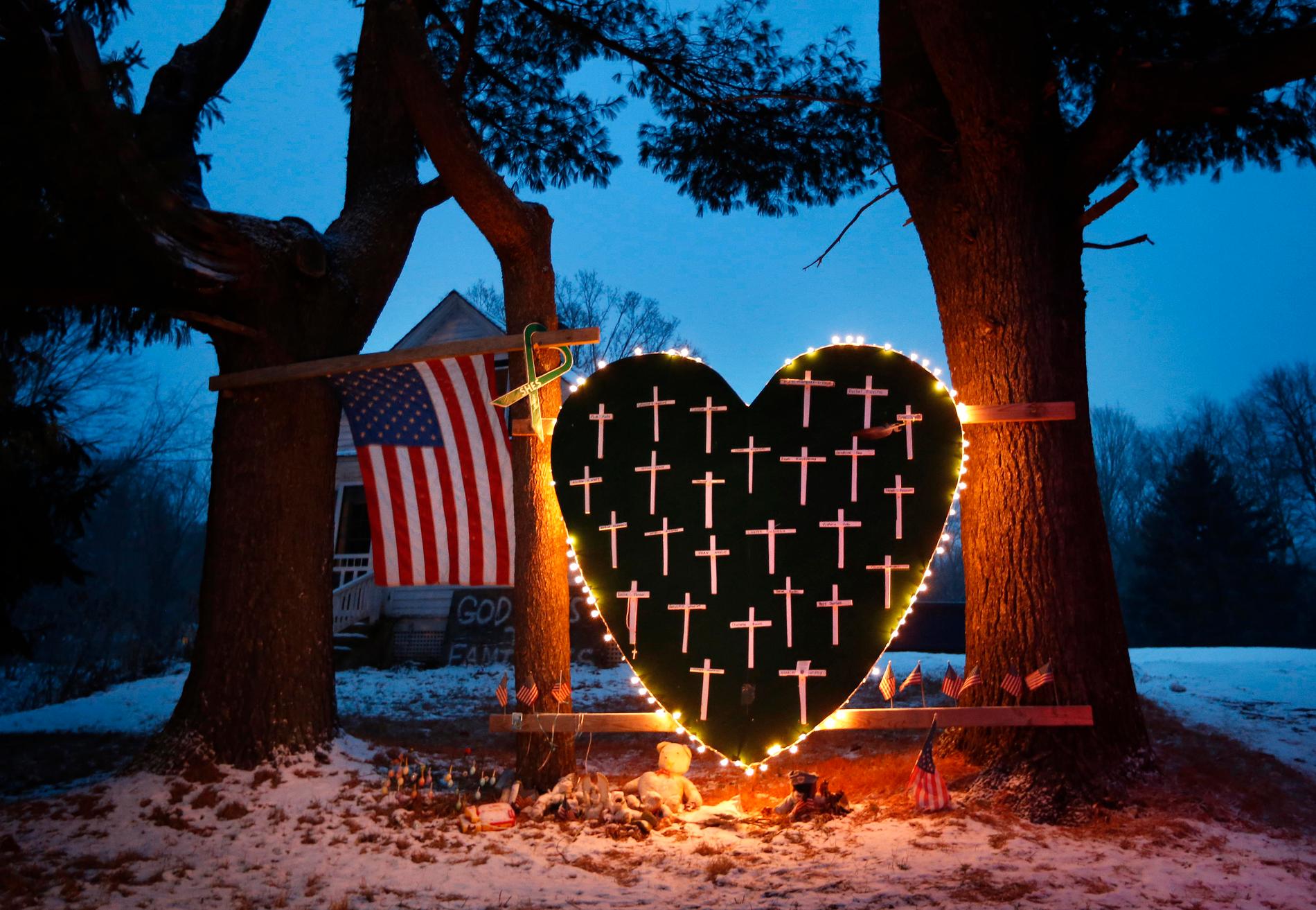 Ett minnesmonument för offren för masskjutningen på Sandy Hookskolan i Newtown i Connecticut. Hjärtat sattes upp till den 14 december 2013, ett år efter massakern.
