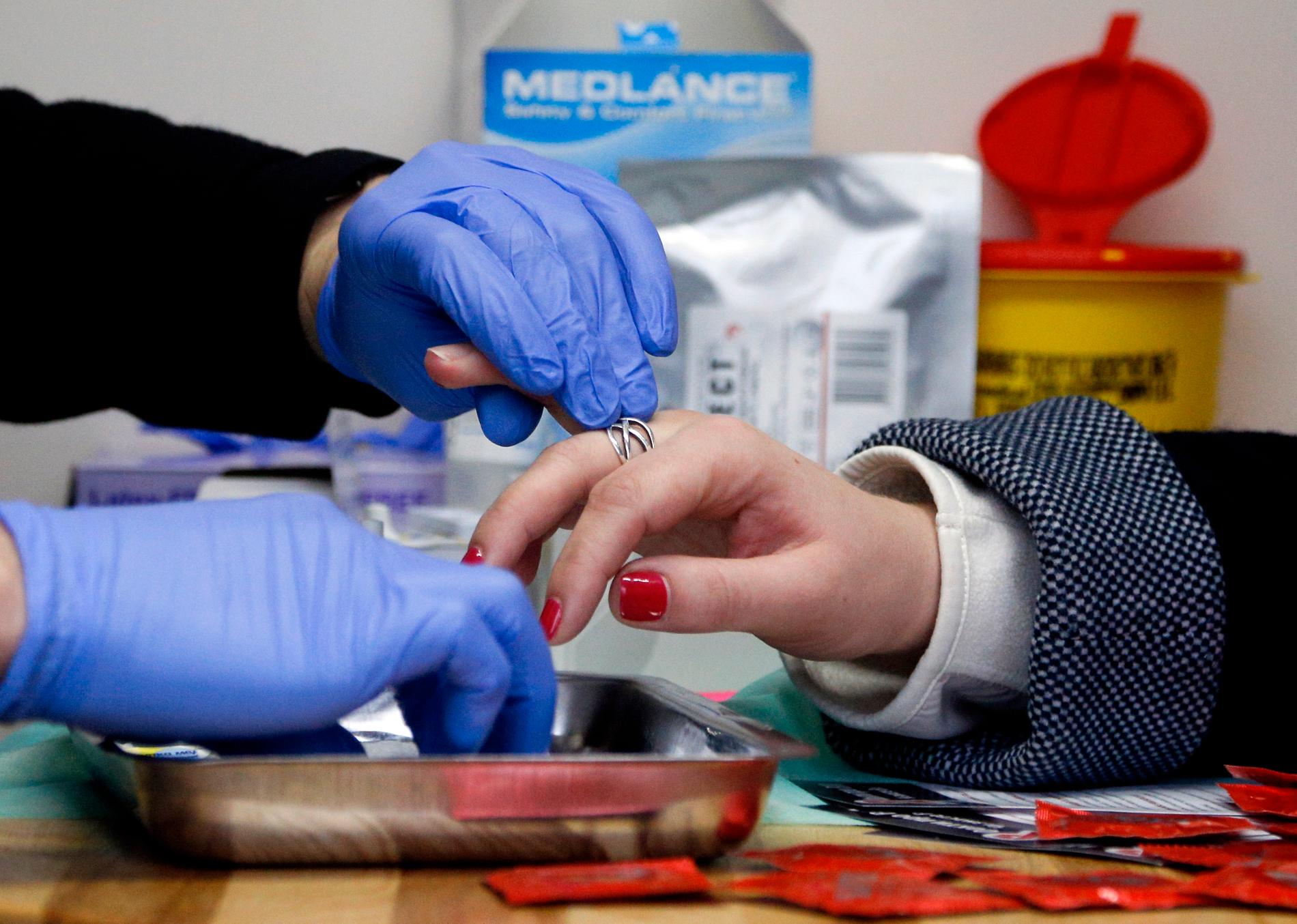 En kvinna hiv-testar sig i Ukraina, ett land där sjukdomen ökar. Arkivbild.
