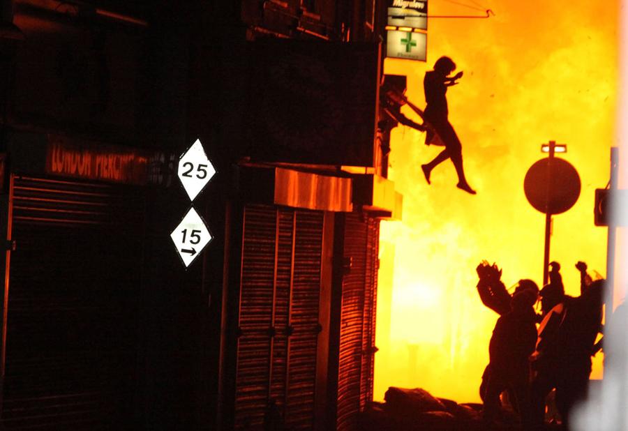 En kvinna ses hoppa ur ett brinnande hus på Surrey street i London.