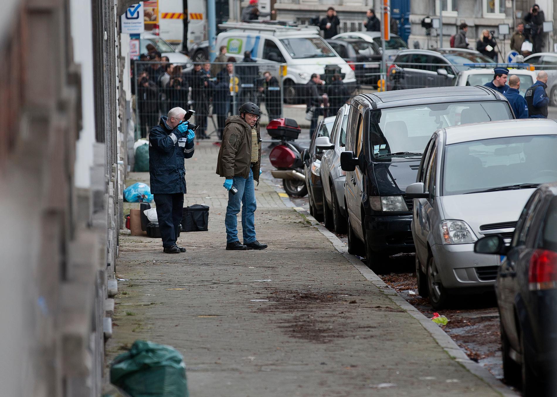 Avspärrad gata efter polisens aktion mot misstänkta terrorister i Belgien.