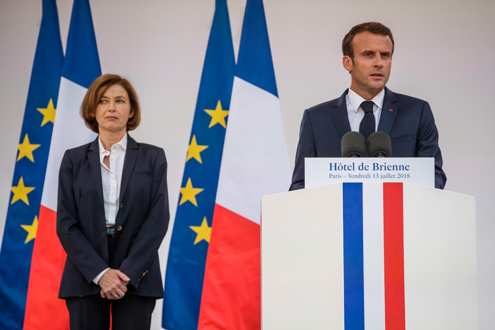 Frankrikes försvarsminister Florence Parly och president Emmanuel Macron har lanserat försvarssamarbetet EI-2 med nio andra europeiska länder. Arkivfoto.