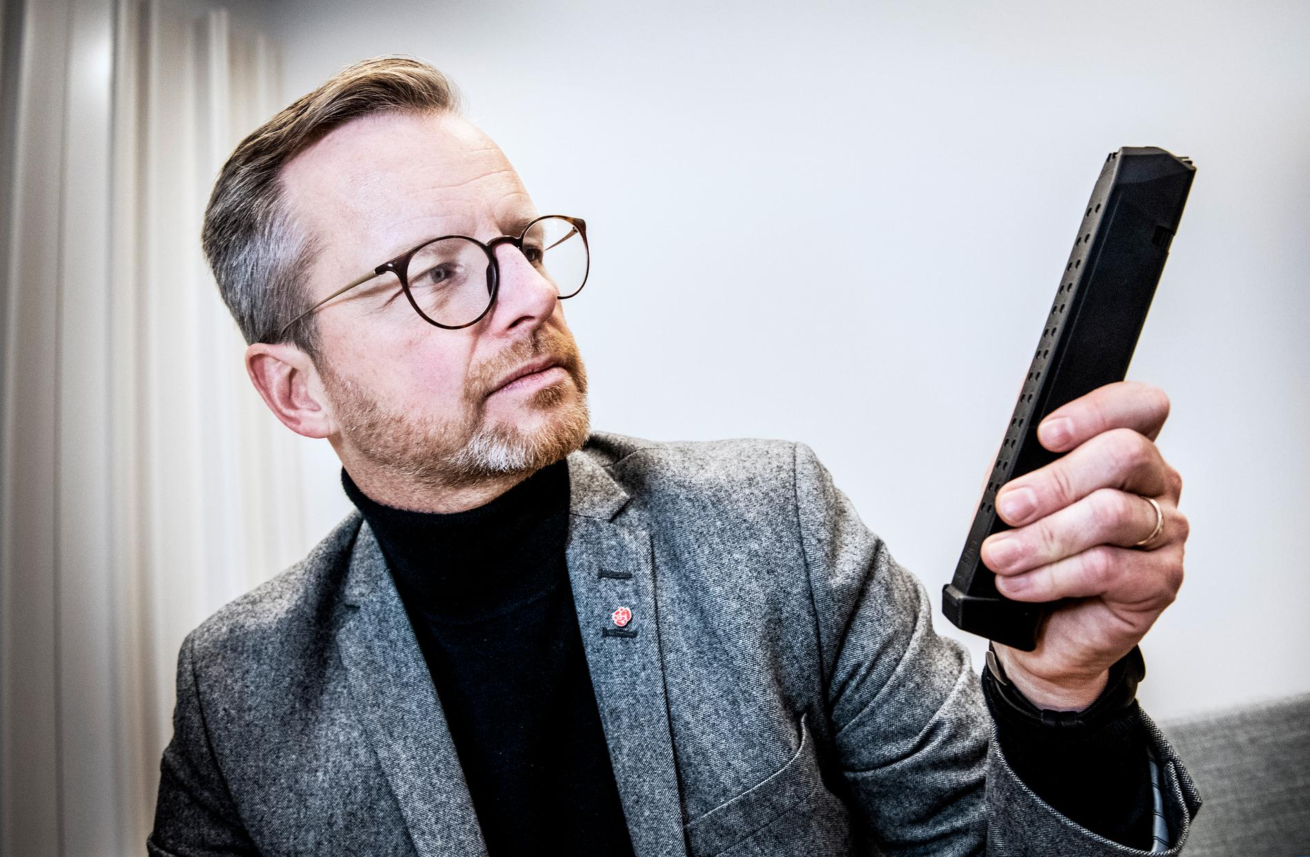 Inrikesminister Mikael Damberg (S) visar upp ett vapenmagasin. Bilden togs i samband med att lagförslaget presenterades i slutet av oktober.