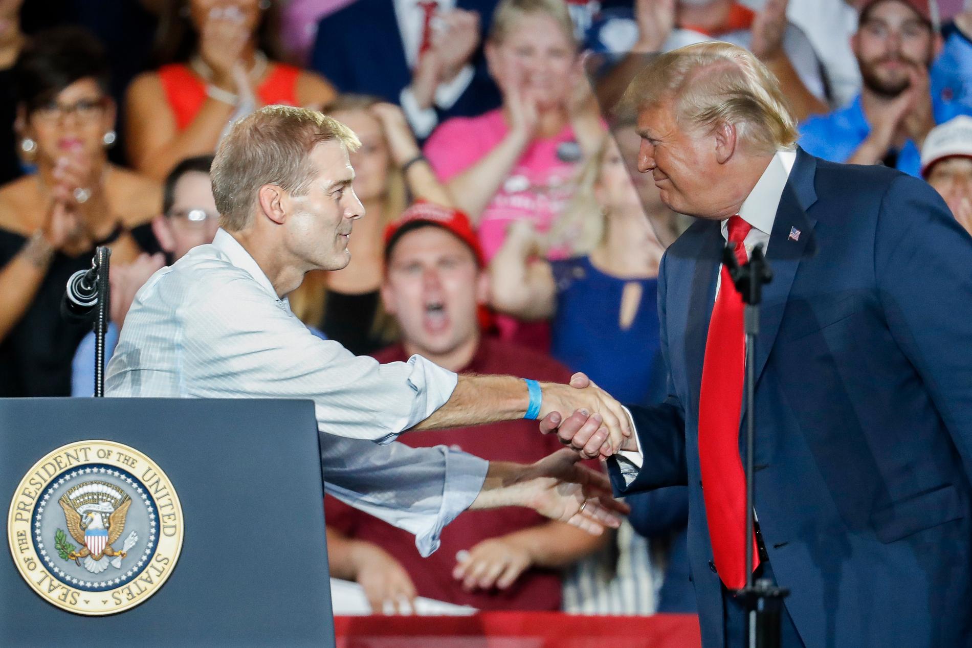 Jim Jordan skakar hand med president Donald Trump under ett valmöte i Ohio i augusti. Jordan utmanar Kevin McCarthy om posten som republikanernas minoritetsledare i representanthuset.