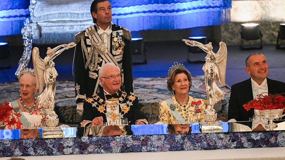 Kungen hade drottning Sonja vid sin vänstra sida och drottning Margrethe vid sin högra sida vid bordet. 