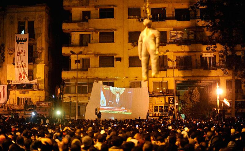 Demonstranter på Tahrir-torget under president Mubaraks tv-tal.